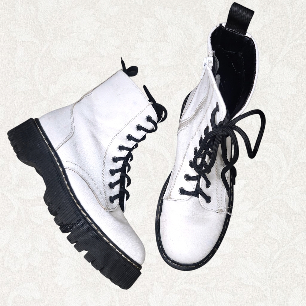 Unionbay White Platform Combat Boots – Chunky Lace-Up Festival Boots (Women’s 6)